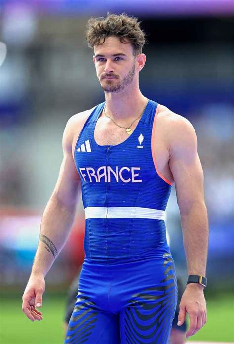 Pole Vaulter Anthony Ammirati Looks Jacked in Shirtless Training。